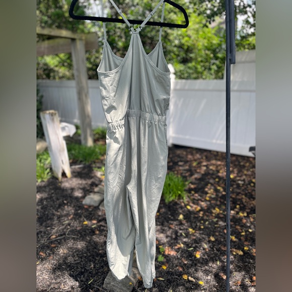 Abercrombie & Fitch Gray Jumpsuit with Relaxed Silhouette - Picture 2 of 3